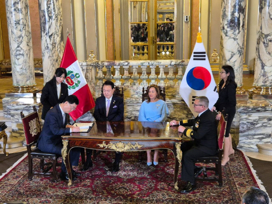 주원호 HD현대중공업 특수선사업대표(왼쪽 첫번째)와 세사르 베나비데스 페루 시마조선소 소장(왼쪽 네번째)이 16일(현지시간) 페루 리마 대통령궁에서 윤석열 대통령과 디나 볼루아르테 페루 대통령이 임석한 가운데 잠수함 공동개발 MOU에 서명하고 있다. 대통령실 제공
